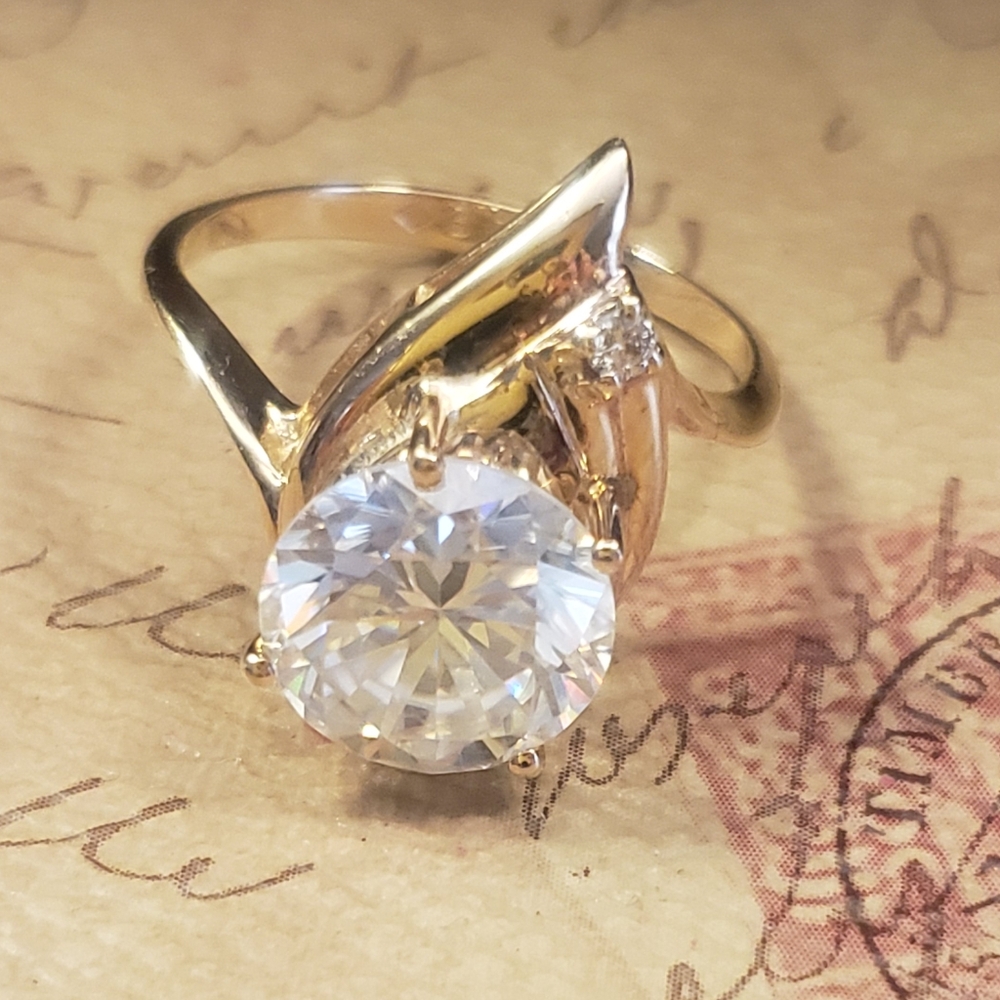 14kt yellow gold Moissanite ring 💍